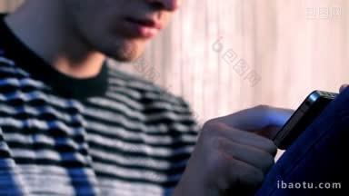 年轻的成年男子使用和玩触摸屏<strong>手机</strong>
